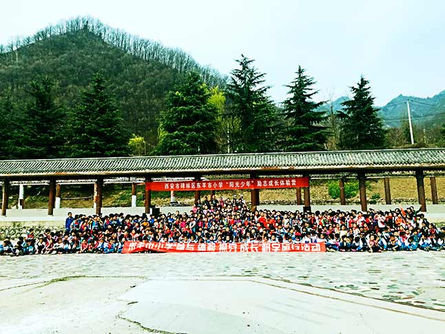 团结一致，脚踏实地